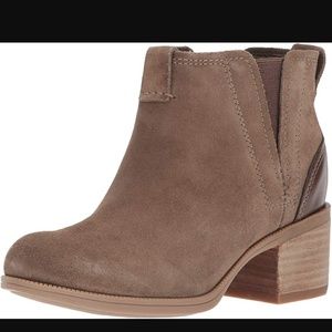 Maypearl daisy Olive Clarks boots